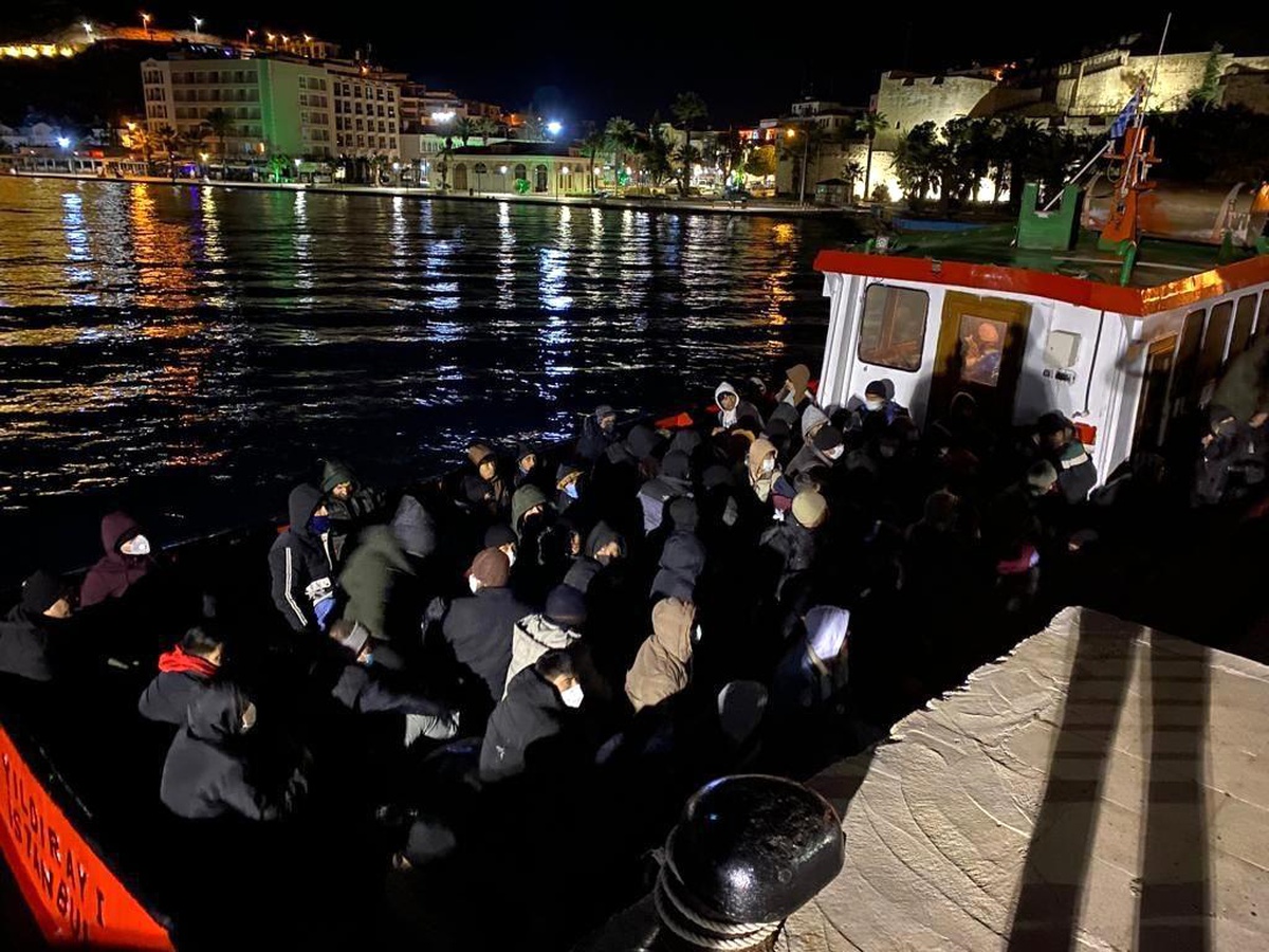 Çeşme\'de 179 düzensiz göçmen yakalandı