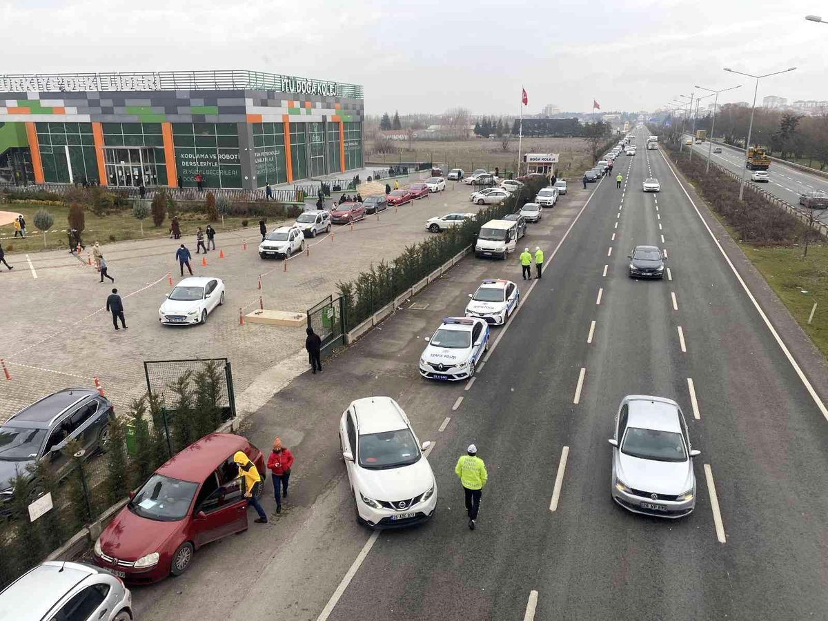Çevre yolunda velilerin tehlikeli parkı