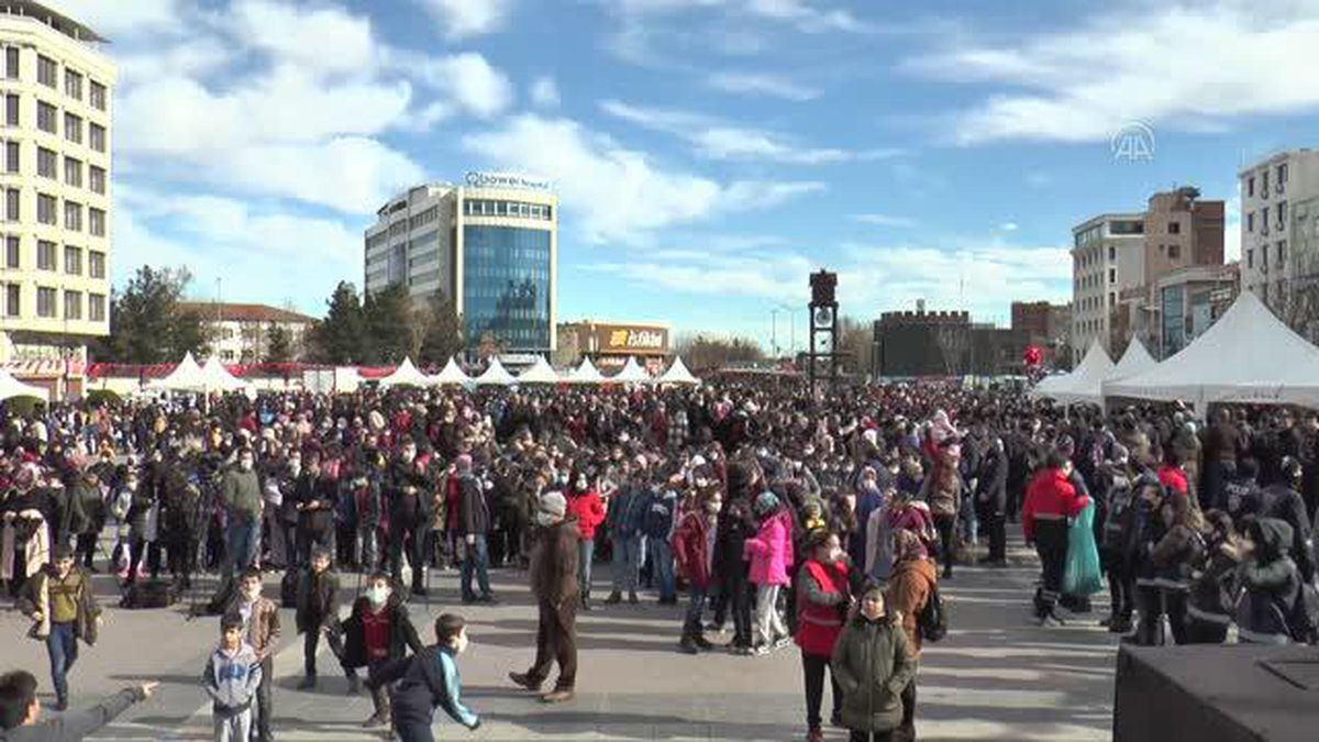 DİYARBAKIR - 'Hamsi Şöleni'nde 2 ton hamsi dağıtıldı