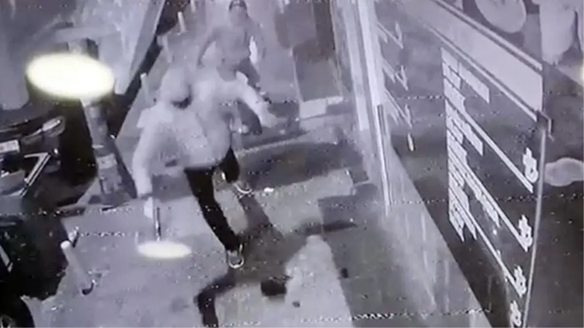 Omuz atma tartışmasında kan aktı! Döve döve metrelerce sürüklediği genci silahla vurdu