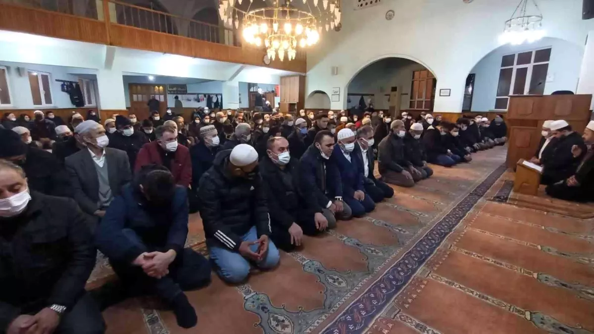 Hatip Camii\'nde sabah namazına yoğun katılım