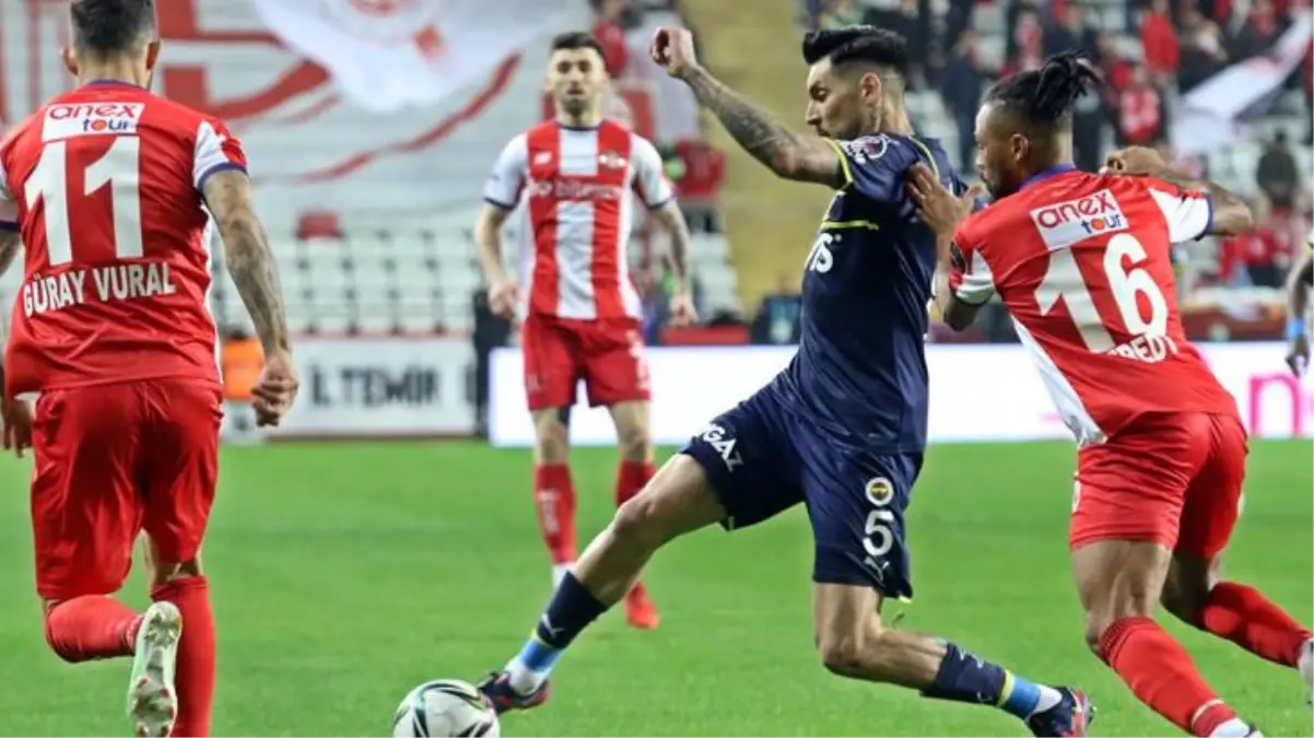 Hoca yeni Kanarya aynı! Fenerbahçe, Antalyaspor'la deplasmanda 1-1 berabere kaldı