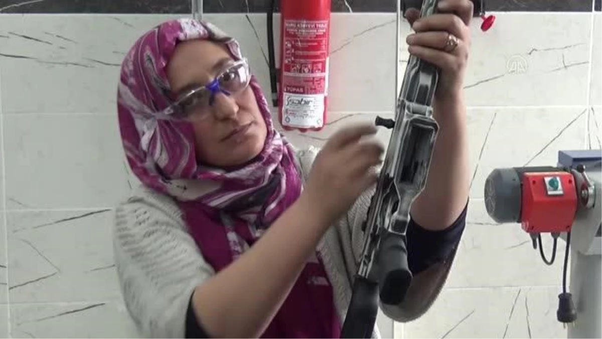 İhraç edilen tüfekler, kadın çalışanlarca test ediliyor