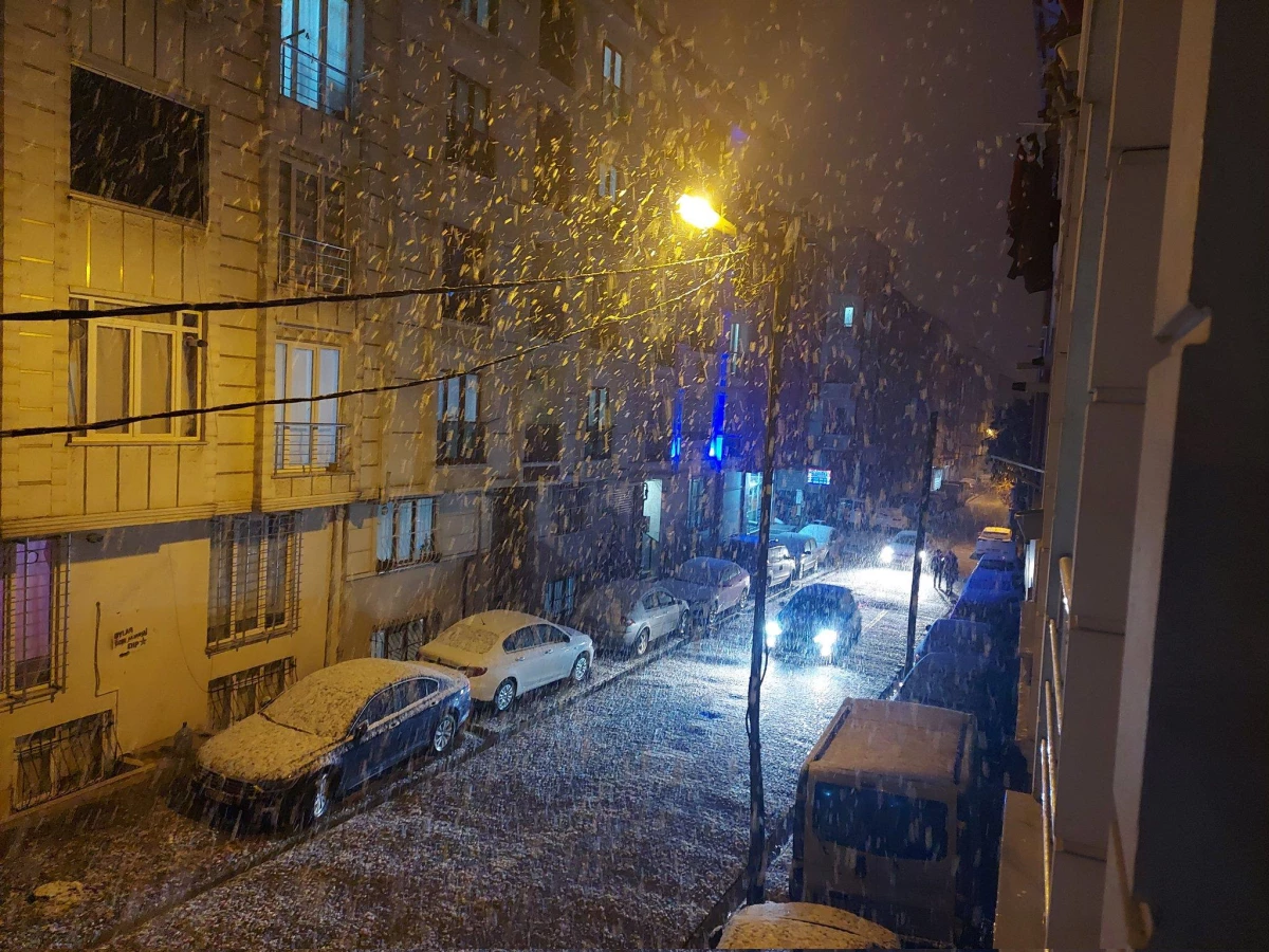 İstanbul\'da cadde ve sokaklar beyaza büründü