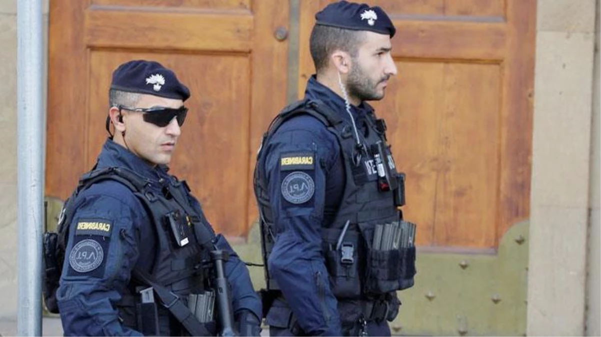 Hükümetin polislere dağıttığı pembe maske, İtalya\'yı karıştırdı
