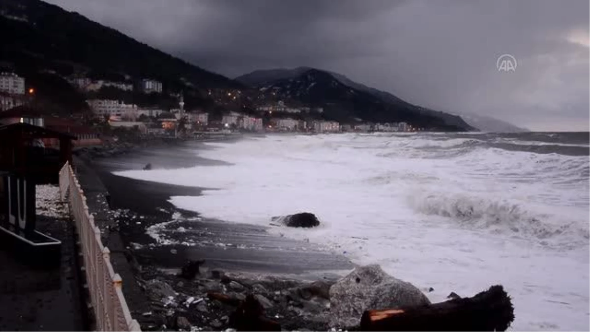KASTAMONU - Karadeniz\'deki 6 metreye ulaşan dalgalar Kastamonu sahilinde hasar oluşturdu (2)