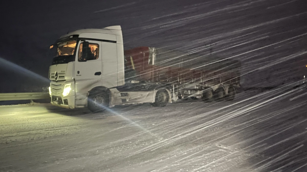 Kop Dağı Geçidi\'nde kar ve tipi ulaşımı aksatıyor
