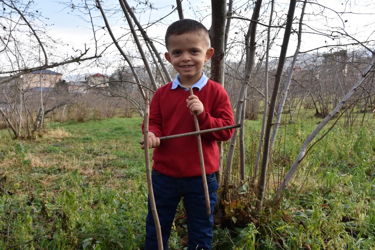 Küçük Mustafa\'nın ağaç dallarıyla "kemençe performansı"