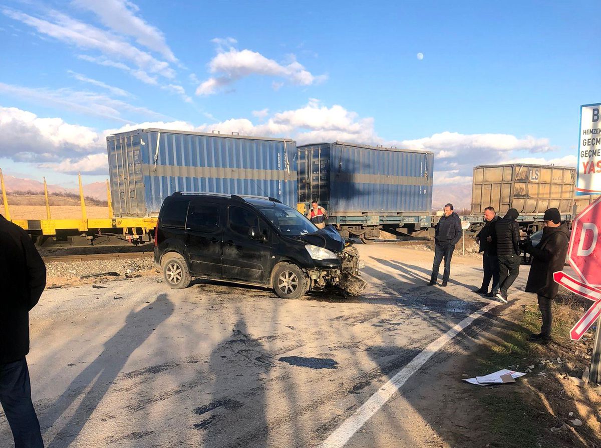 Malatya'da yük treni otomobile çarptı: 1 yaralı