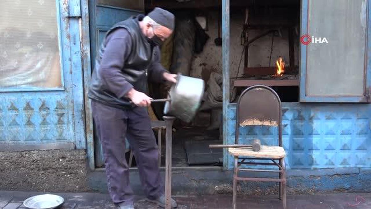 Mesleğinin son temsilcilerinden, 60 yıldır aynı işi yapıyor