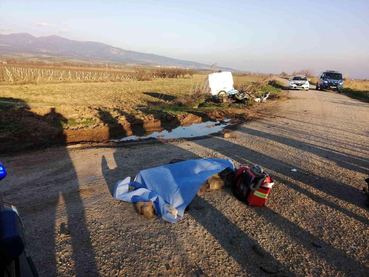 Minibüs sepetli motosikletle çarpıştı: 1 ölü