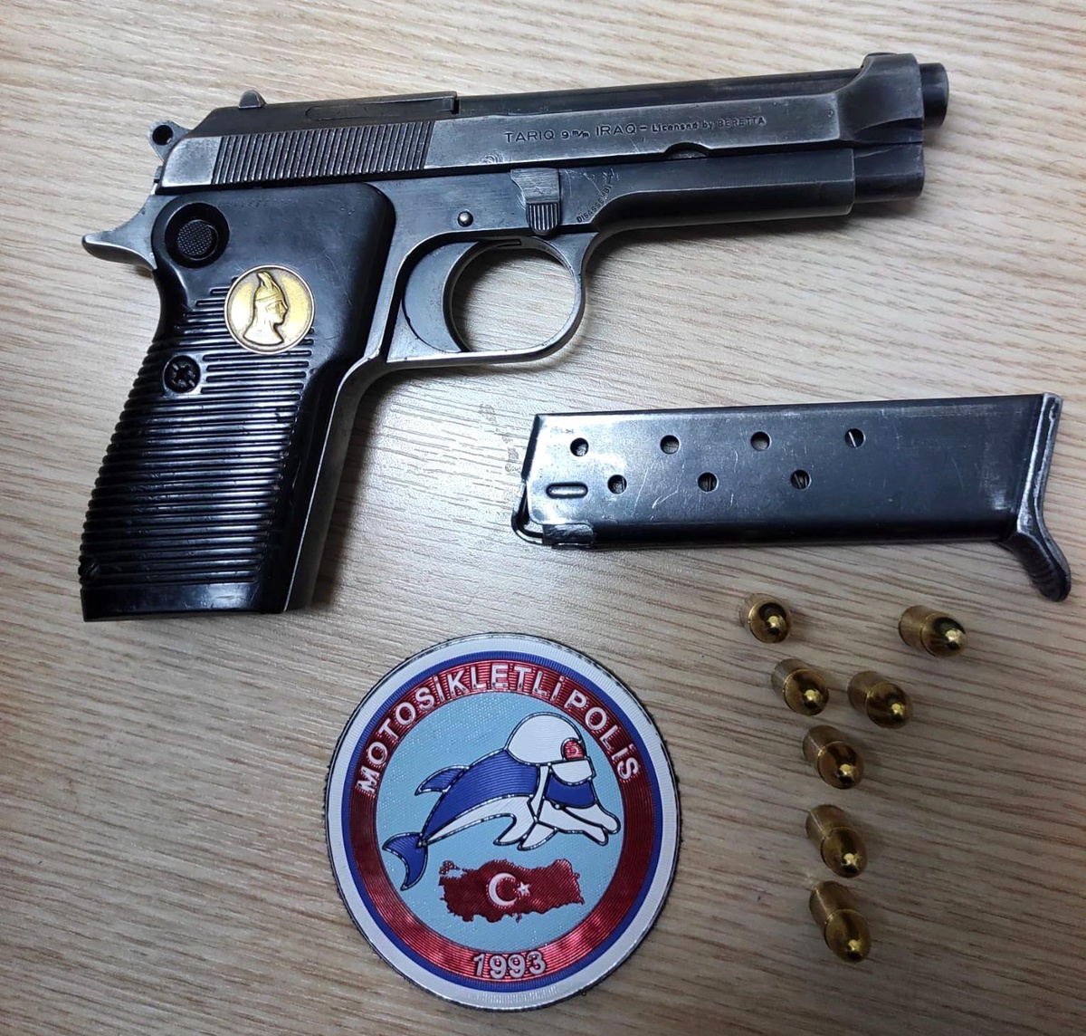 Motosikletli polis timleri ruhsatsız tabanca ele geçirdi