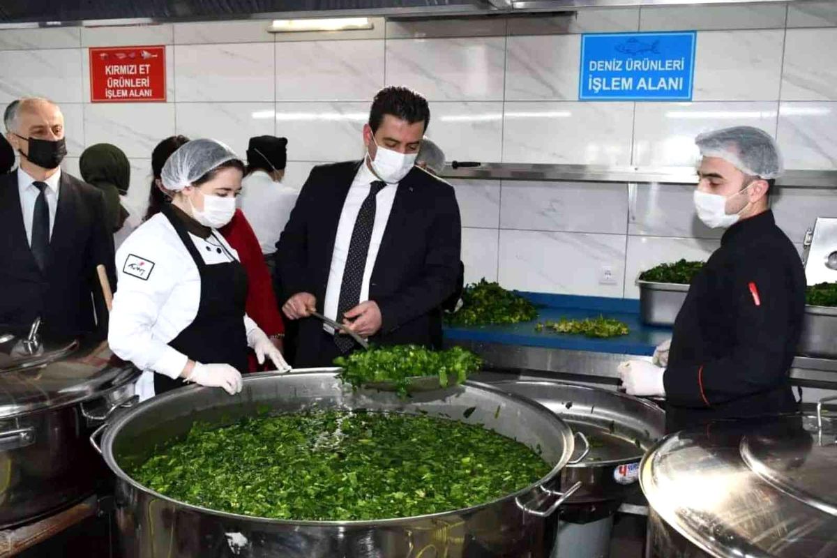 Öğrenciler günde 2 bin 200 kişiye yemek üretiyor