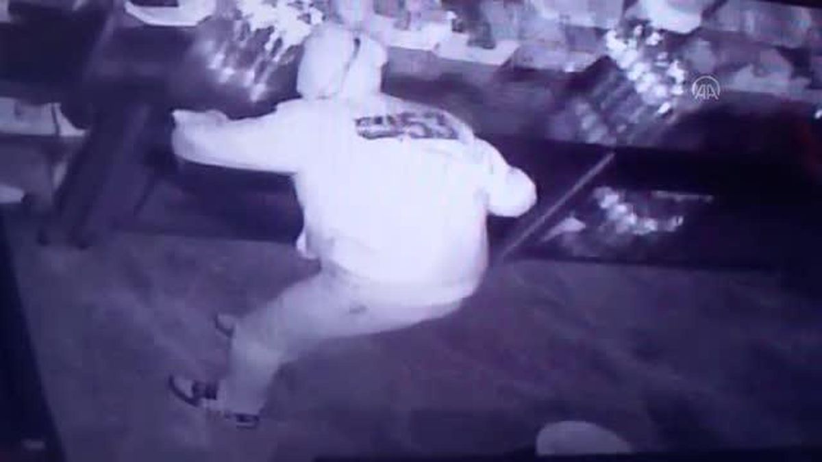 Okul kantinindeki hırsızlık güvenlik kamerasına yansıdı