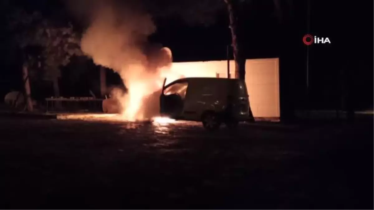 Park halindeki araç alev alev yandı
