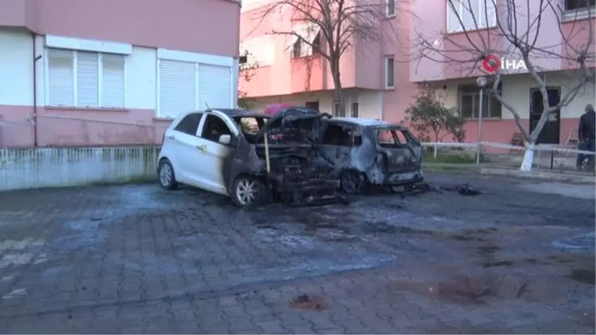 Park halindeki otomobiller alev alev yandı