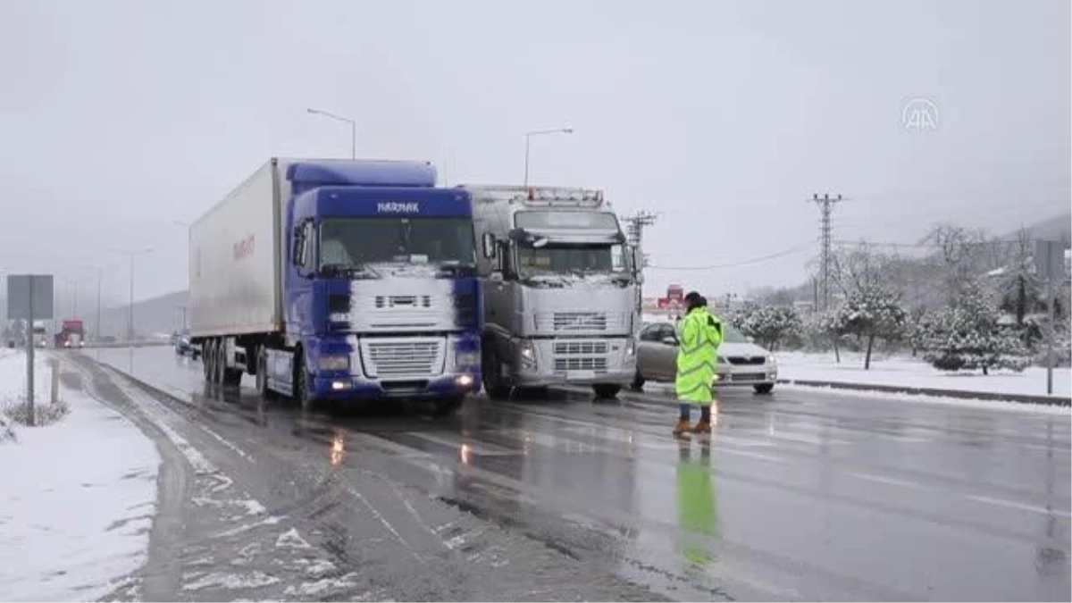 Son dakika haber... Polisler kazalardan dolayı trafiğin aksamaması için yoğun mesai harcadı