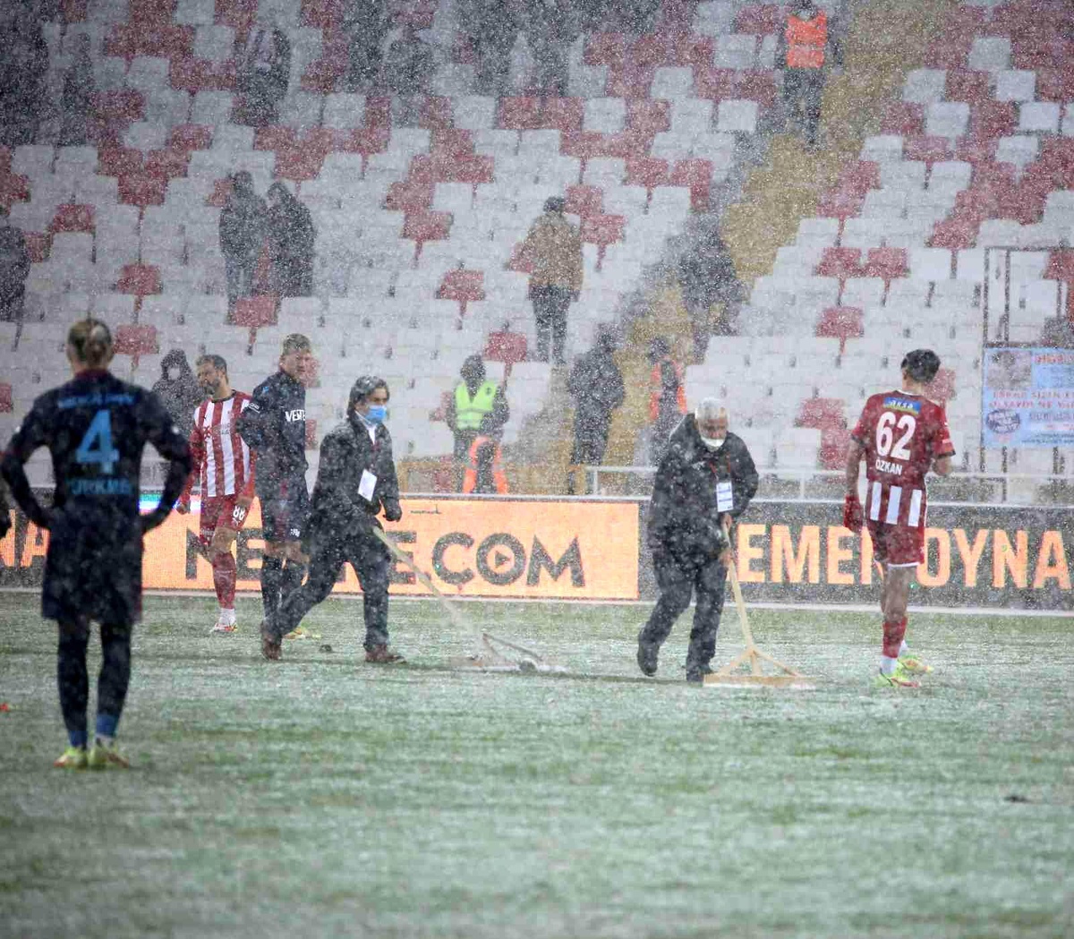 Sivasspor-Trabzonspor maçında yoğun kar yağışı!
