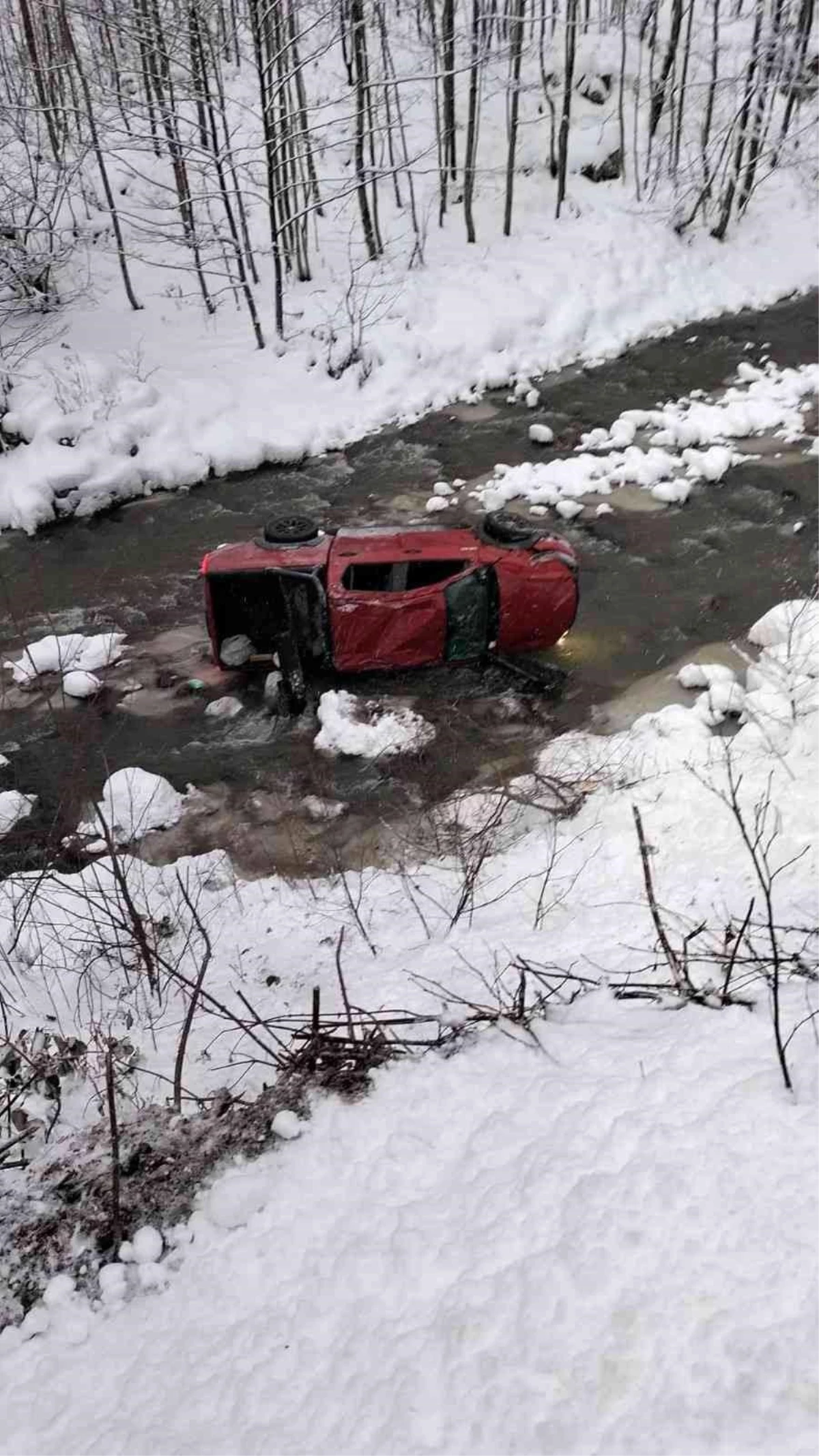 Trabzon\'da buzlanan yolda pikap dereye uçtu: 1 yaralı
