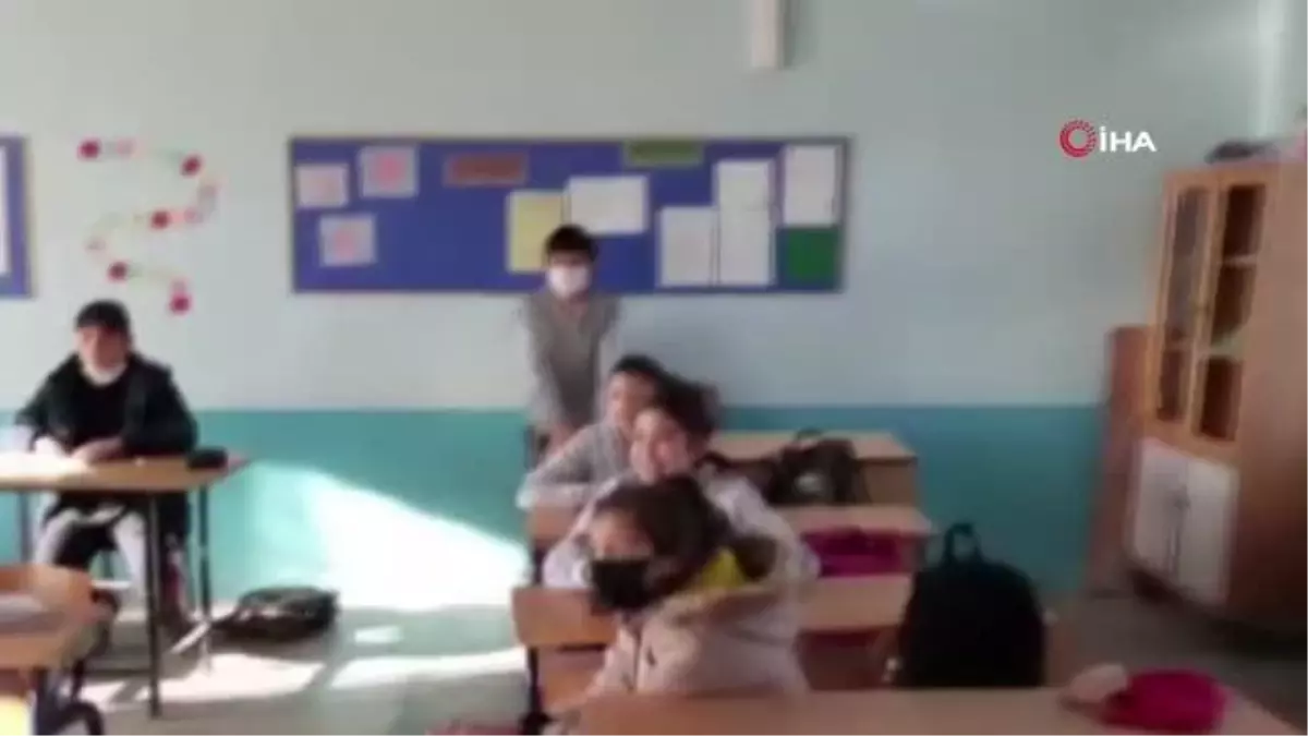 Üniversiteli öğrencilerinde ortaokul öğrencilerine duygulandıran bağış