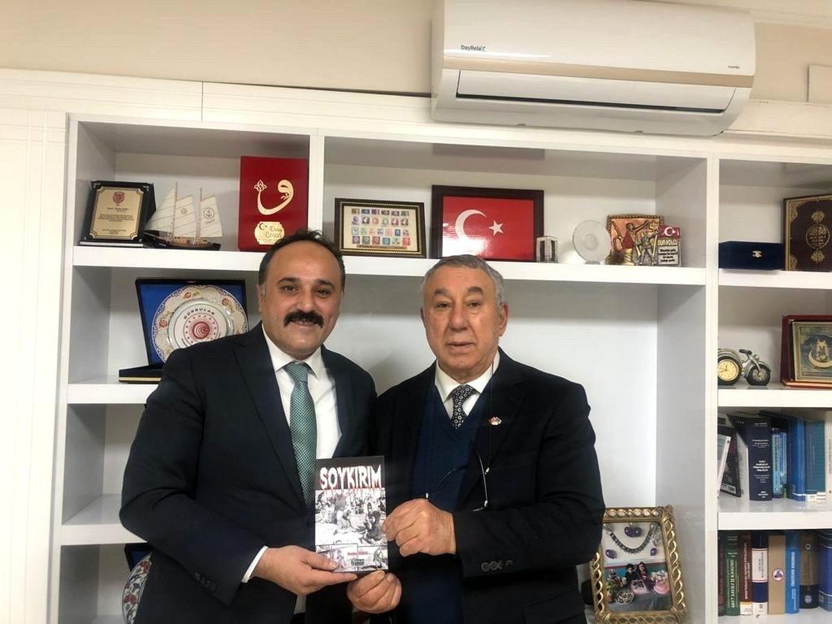Ünsal, "Soykırım" kitabını Önal\'a hediye etti