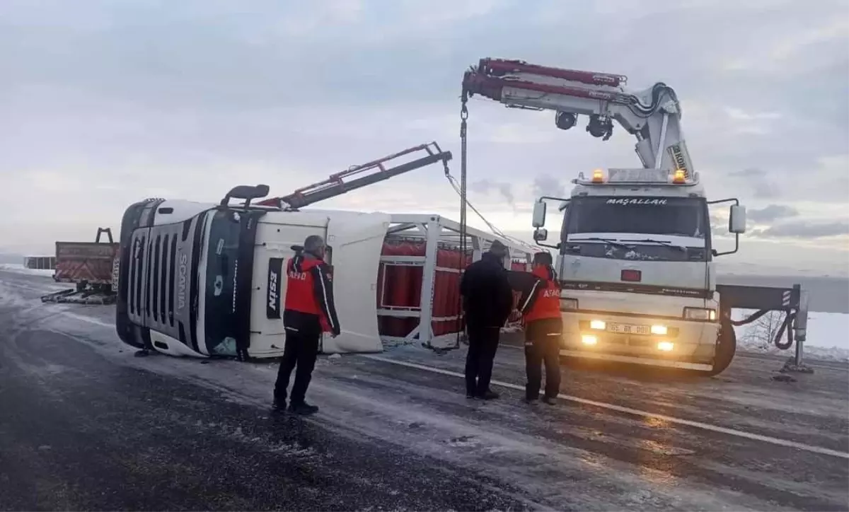 Van\'da CNG yüklü tır devrildi