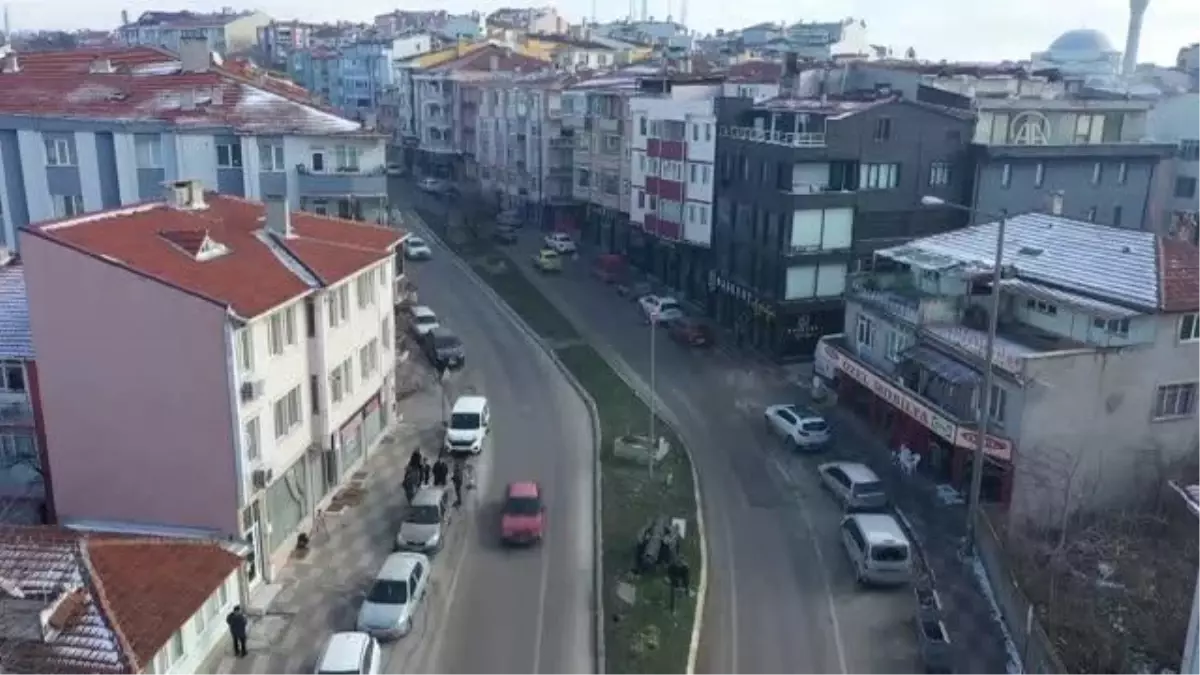 Yol ortasında kalan ecdat mezarları dikkati çekiyor