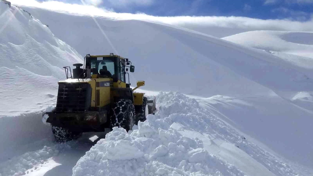 2 bin 500 rakımlı dağ köylerinde 5 metre karla mücadele