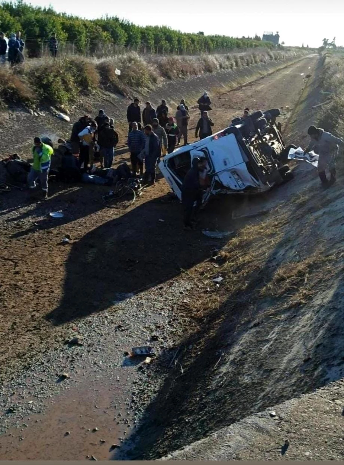 Adana\'da tarım işçilerini taşıyan minibüs devrildi: 1 ölü, 10 yaralı