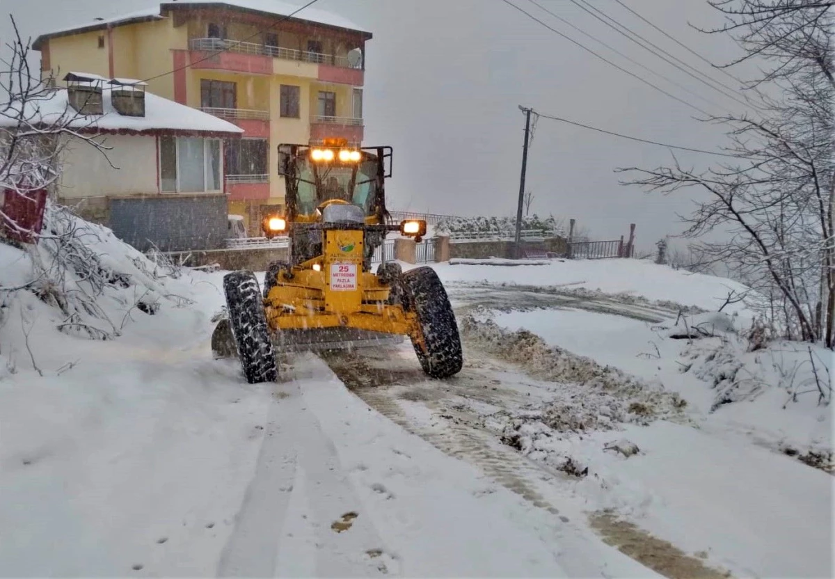 Altınordu\'da ekipler kar mücadelesini sürdürüyor