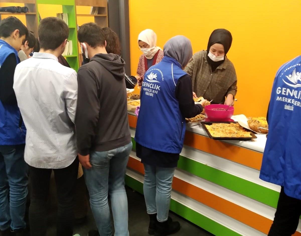 Anneler bu kez öğrenciler için mutfağa girdi