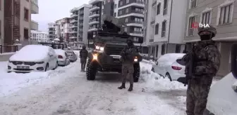 Son dakika haber... Apartman dairesine özel harekat destekli operasyon: 1'i yaralı 10 düzensiz göçmen yakalandı