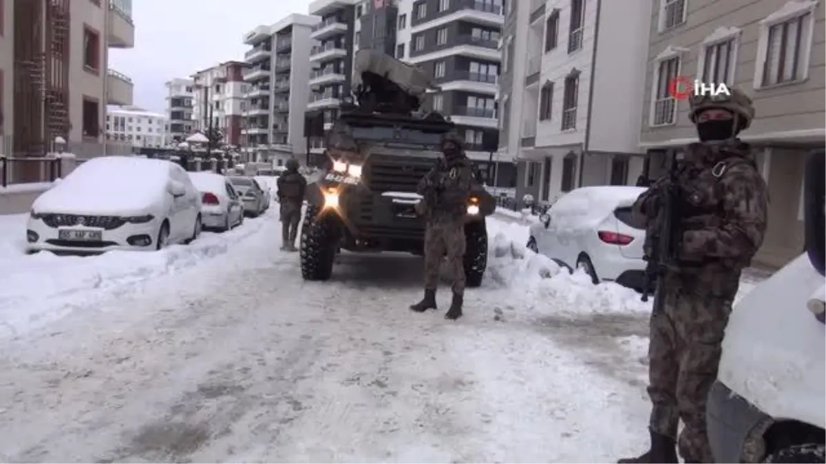 Son dakika haber... Apartman dairesine özel harekat destekli operasyon: 1'i yaralı 10 düzensiz göçmen yakalandı
