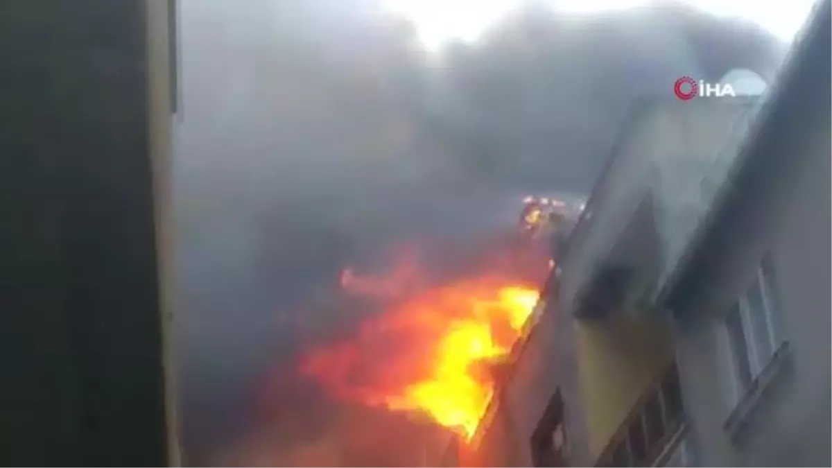 Bağcılar'da apartmanın çatısı alev alev yandı