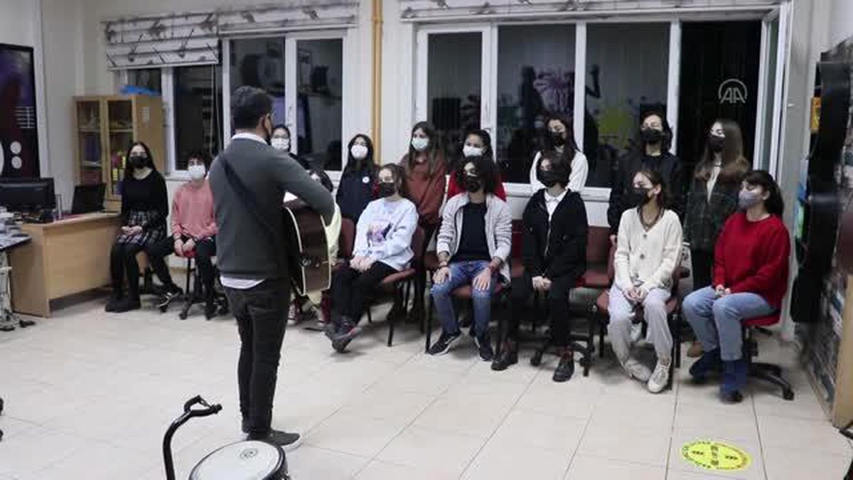 BİLSEM'li öğrenciler 14 dilde seslendirdikleri şarkılarla barış mesajı verdi