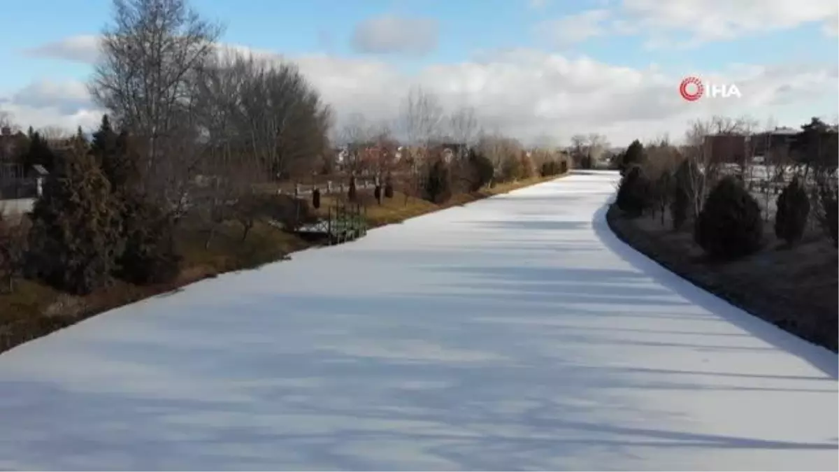 Buz tutan Porsuk Çayı'nda kartpostallık manzaralar
