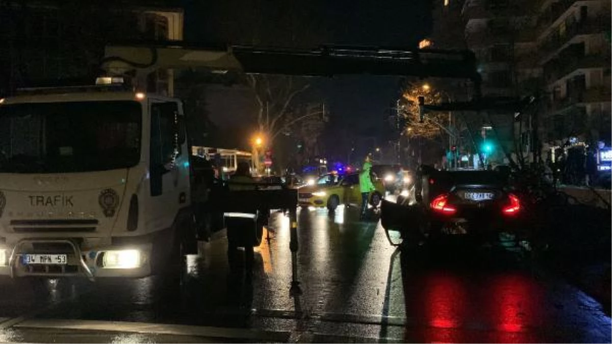 Kadıköy\'de takla atan otomobilin sürücüsü yaralandı