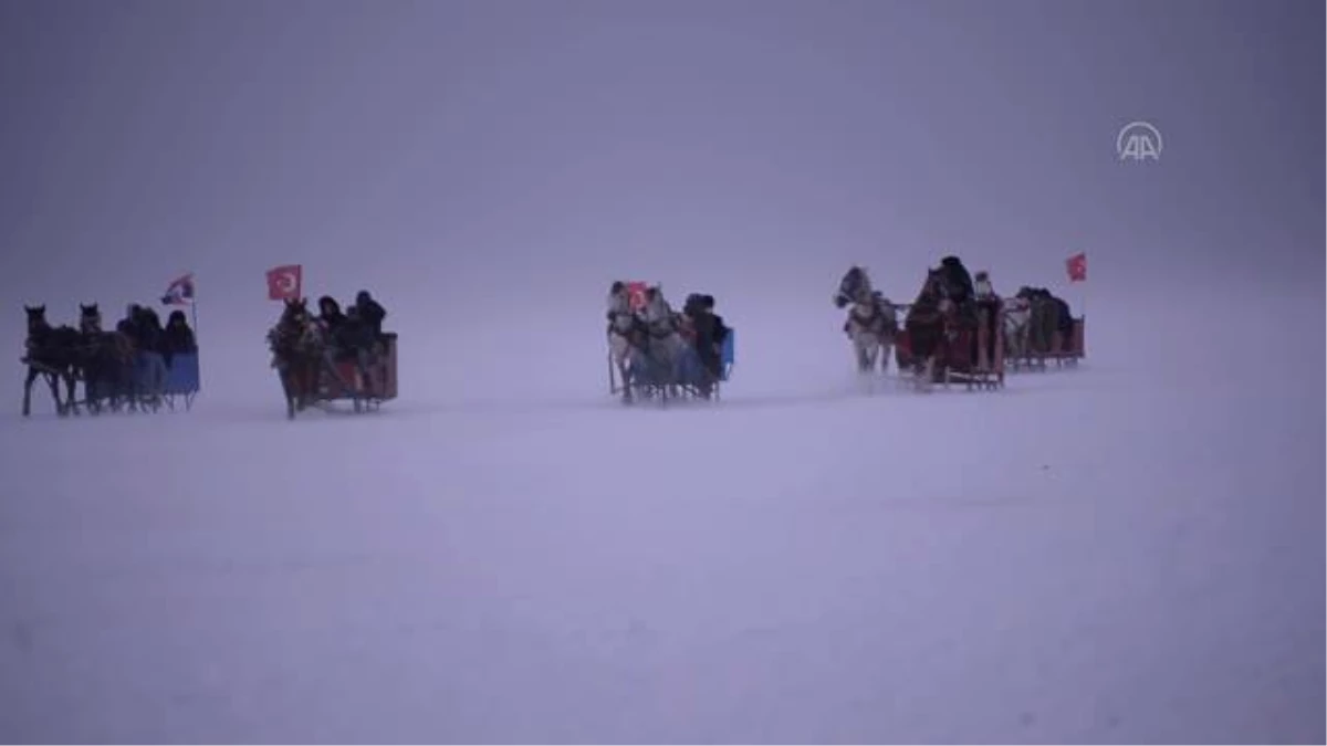 Son dakika! CHP\'li belediye başkanları yüzeyi buzla kaplı Çıldır Gölü\'nde buluştu