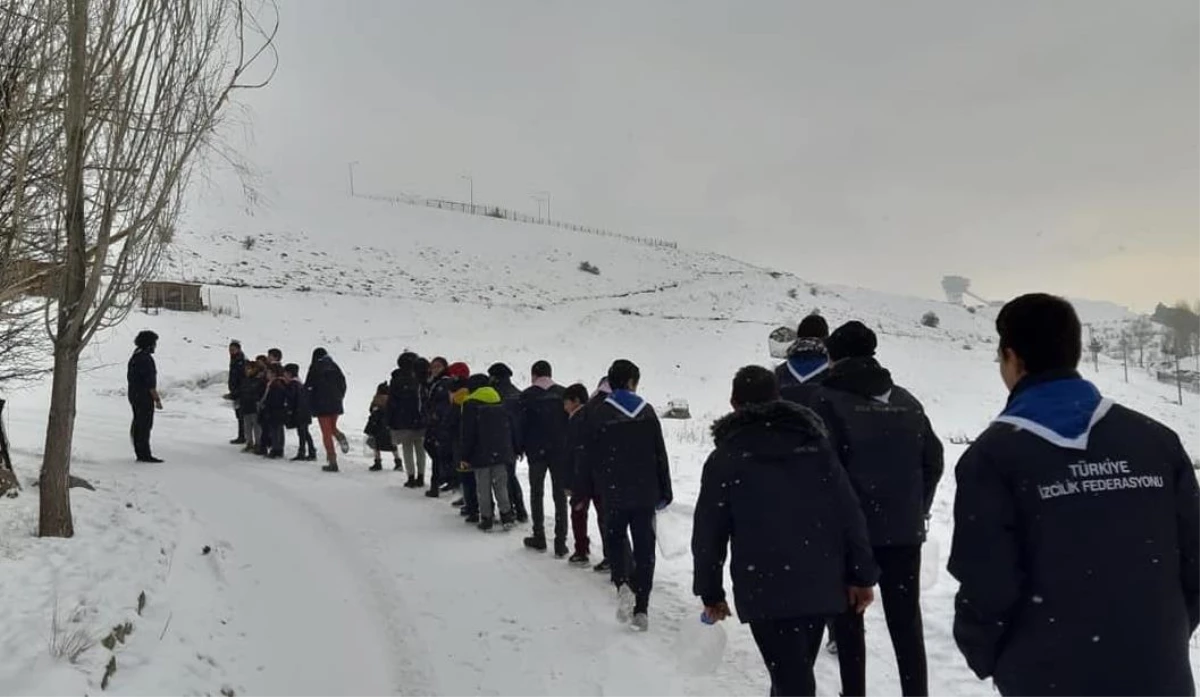 Erzurum\'da izciler dondurucu soğukta yaban hayvanları için doğaya yem bıraktı