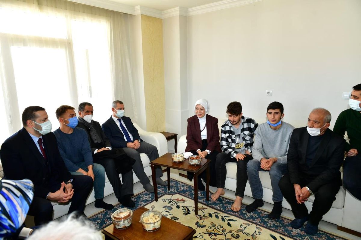 Gıda destek projesinden faydalanan üniversite öğrencileri memnun