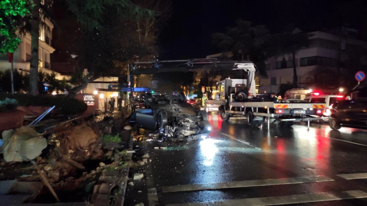 Kadıköy\'de makas atan otomobil ağaç ve sokak lambasına çarptıktan sonra takla attı