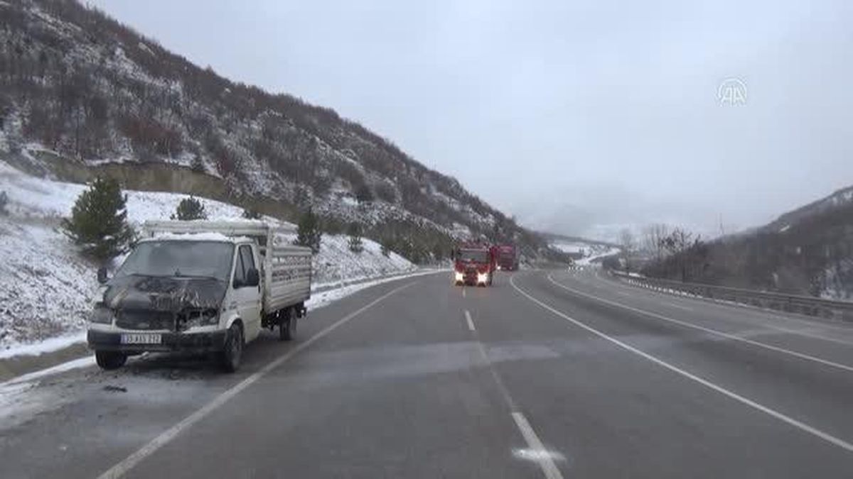 Son dakika haber... Kamyonette çıkan yangını trafik polisleri söndürdü