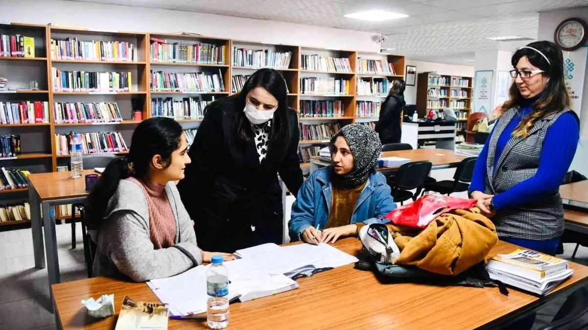 Kaymakam Demir, kütüphanede incelemelerde bulundu