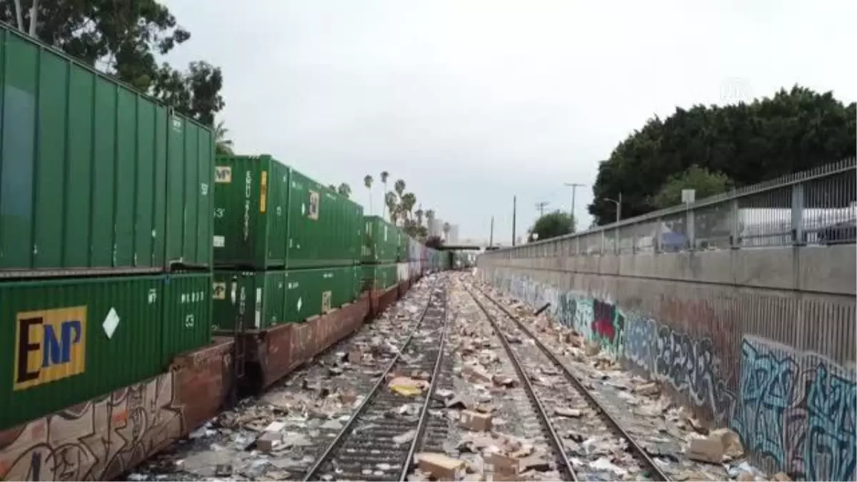 LOS ANGELES - Hırsızlar, hareket halindeki yük trenlerini yağmaladı