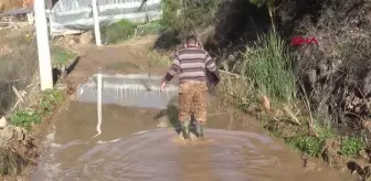 MAHALLE SAKİNLERİ YOLDA İMECE USÜLÜ ONARIM YAPTI