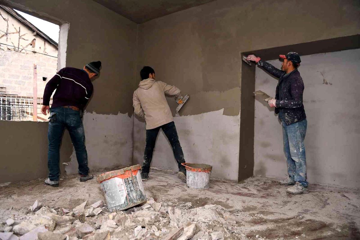 Mersin\'de ihtiyaç sahiplerinin evleri tadilattan geçiriliyor