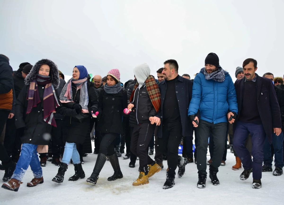 Ordu\'daki yayla festivalinde katılımcılar kar üzerinde horon tepti