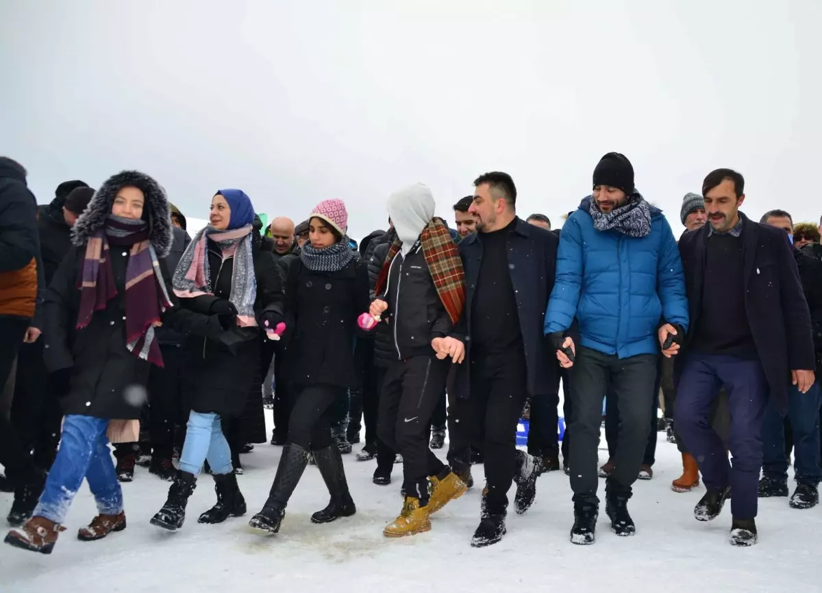 Ordu\'daki yayla festivalinde katılımcılar kar üzerinde horon tepti