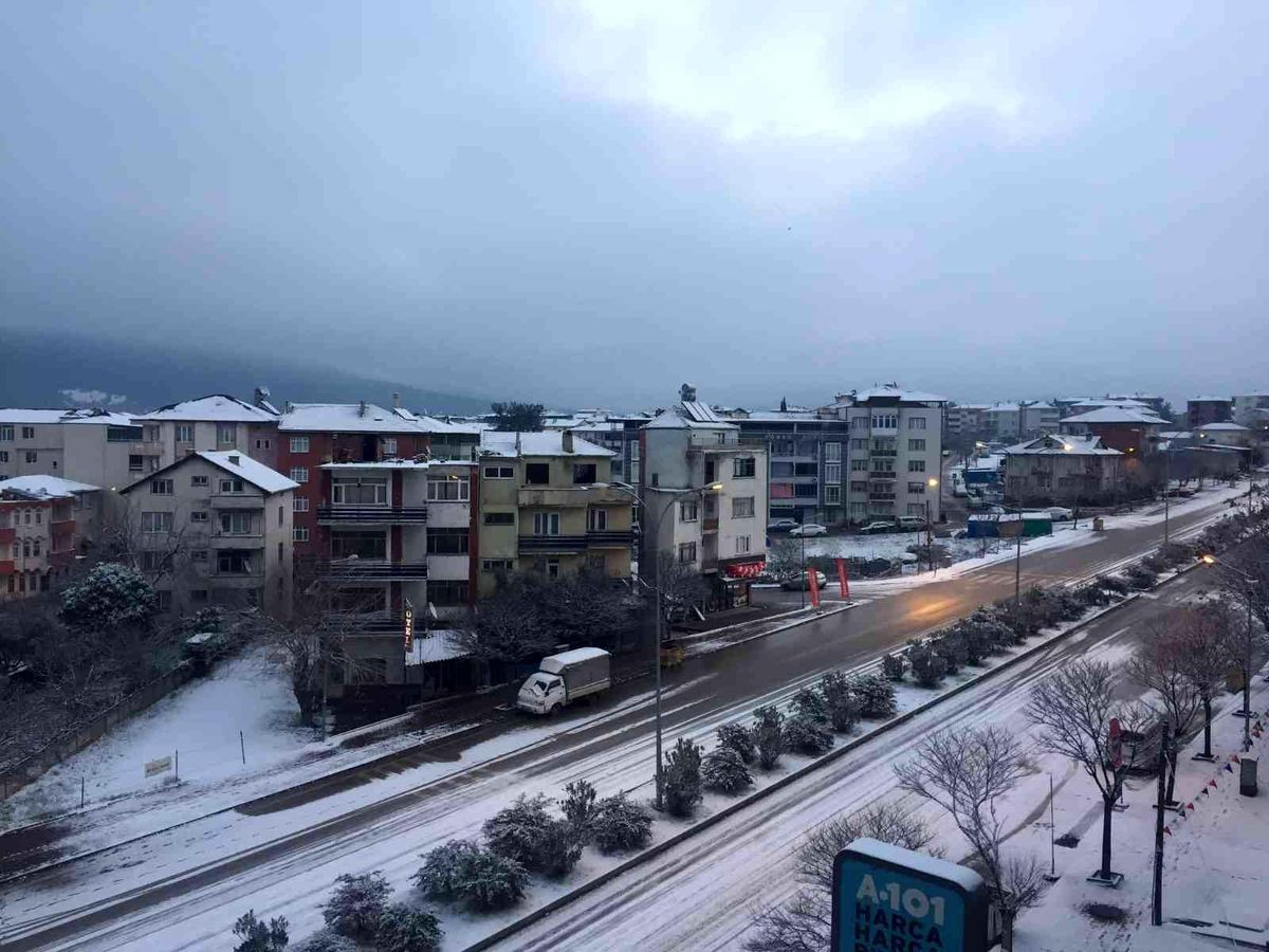 Osmaneli pazar gününe karla uyandı