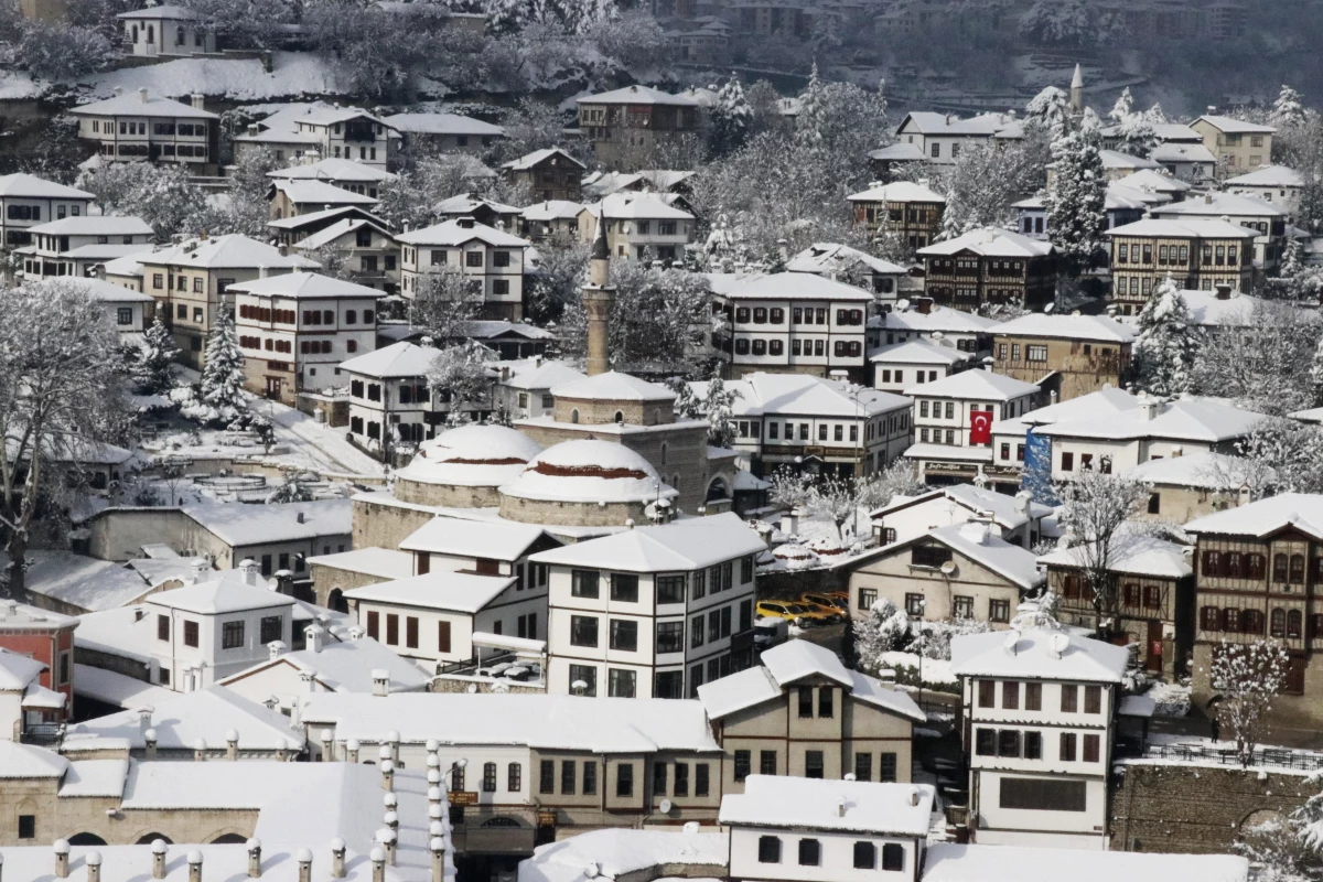 Safranbolu\'nun tarihi konakları beyaz örtüyle kaplandı